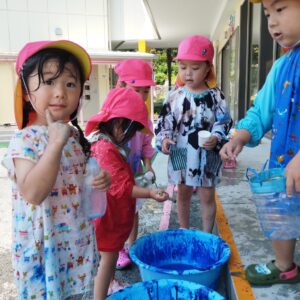 園庭で絵の具を使ってダイナミックに遊びました✨